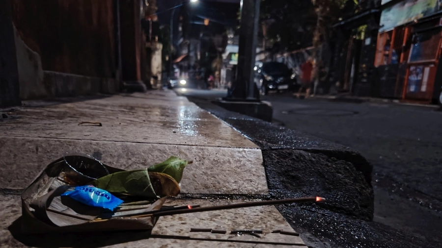 Morning in Denpasar – incense, street life, and the scents of the nearby ocean.